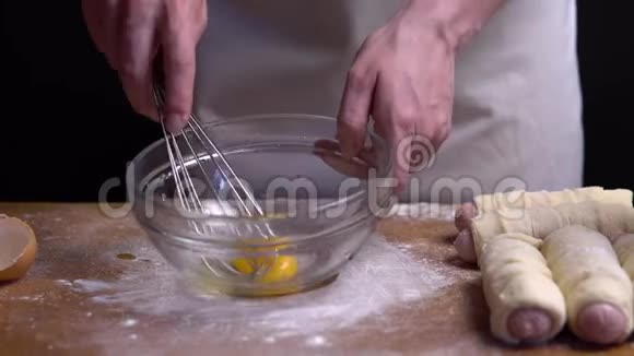 用毛毯搅拌蛋黄作为猪的拭子视频的预览图