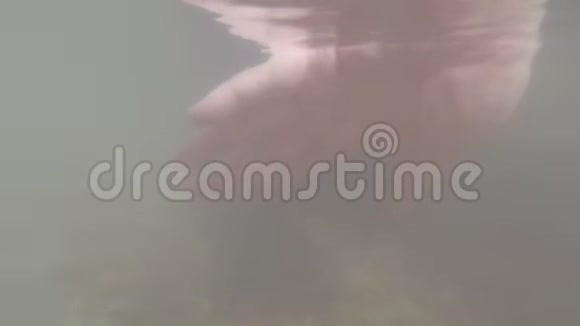 在水下射击手在泥水中移动视频的预览图