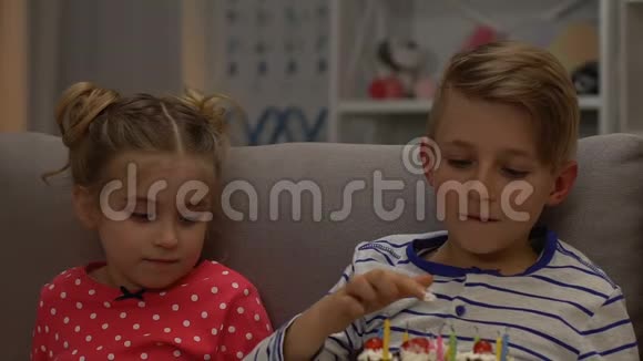哥哥把生日蛋糕奶油放在姐妹鼻子上到处胡闹快乐视频的预览图