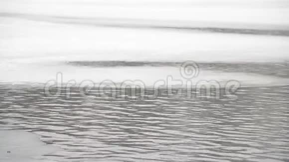 冬季湖泊背景视频的预览图