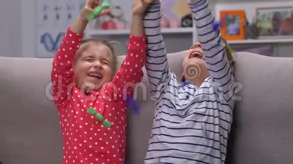 糖果落在快乐的孩子身上孩子们带着快乐和乐趣去抓糖果视频的预览图