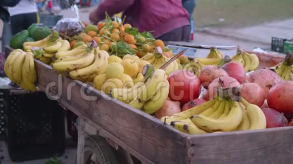 水果摊在坦格市场上视频的预览图