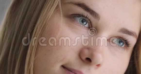 特写女人的脸和眼睛视频的预览图