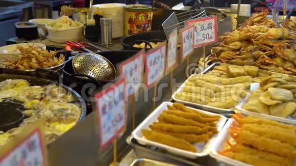 4K亚洲人在食品摊夜市做著名的牡蛎煎蛋视频的预览图