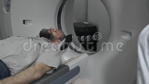 在x光过程中ct或mri扫描机上的男性患者吊车射击视频的预览图