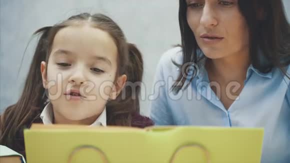 母亲在做家庭作业时坐在家里的桌子旁学习困难对女儿感到沮丧视频的预览图
