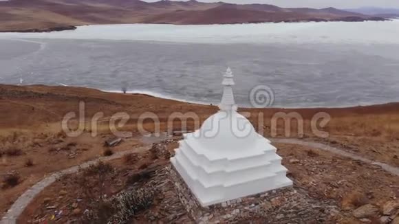 贝加尔湖奥戈伊岛佛教纪念碑鸟瞰视频的预览图