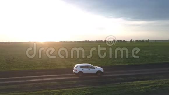 小白车沿着狭窄的肮脏道路精确行驶视频的预览图