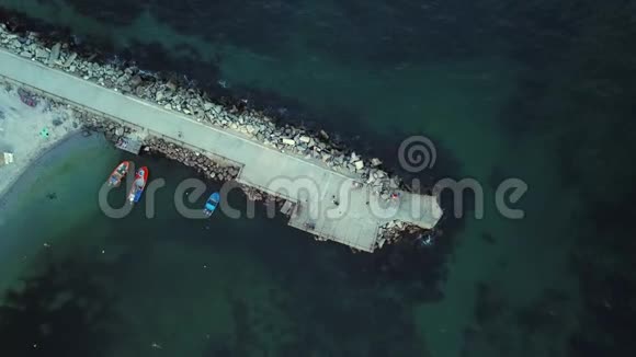 海上小码头的鸟瞰图放大停泊的小渔民船视频的预览图