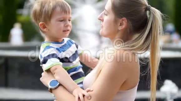 4k视频令孩子心烦意乱的小男孩在公园哭着拥抱他的妈妈视频的预览图