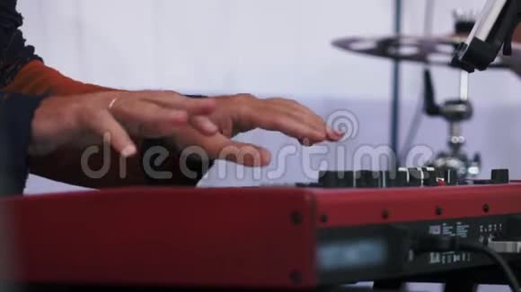 慢动作fooage在音乐节上男性手弹电钢琴视频的预览图