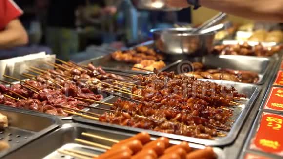 销售美味的本地食物的小贩在亚洲夜市烧烤视频的预览图