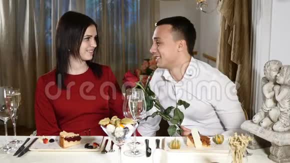 一对抱着玫瑰的夫妇在餐馆约会的情侣男人和女人彼此相爱浪漫的构图浪漫浪漫视频的预览图