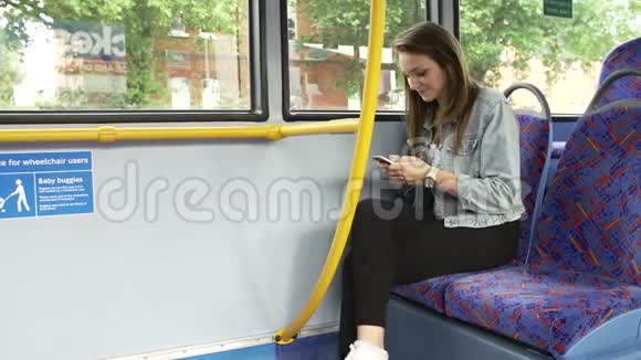 乘客在公共汽车座位上留下移动电话视频的预览图