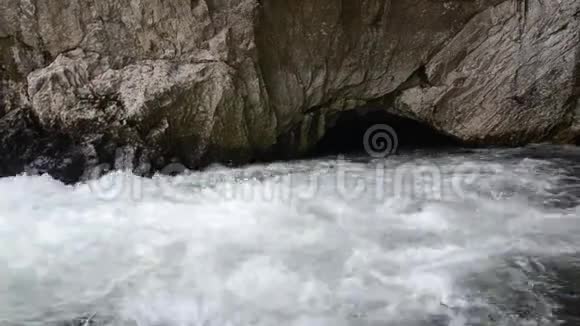 河流消失在洞穴里地下河河流进入地下消失的喀斯特河波诺瀑布般的水视频的预览图