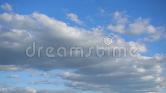 美丽的积云在蓝天上快速移动时间流逝大自然的美丽色彩视频的预览图