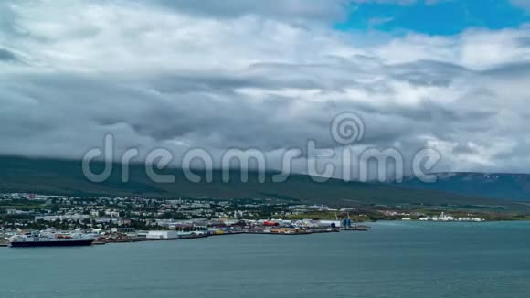 云移过冰岛的阿库雷里镇视频的预览图