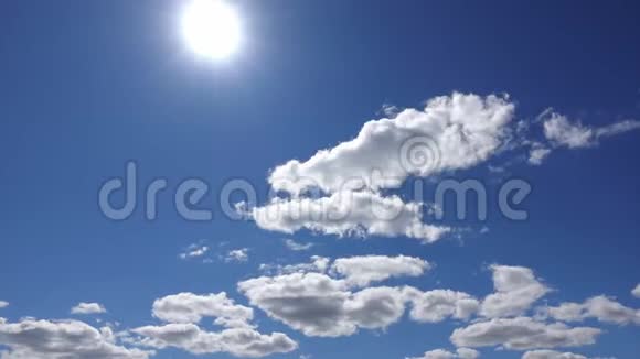 延时4K太阳高悬在蓝天白云之上美丽的云景阳光透过云视频的预览图