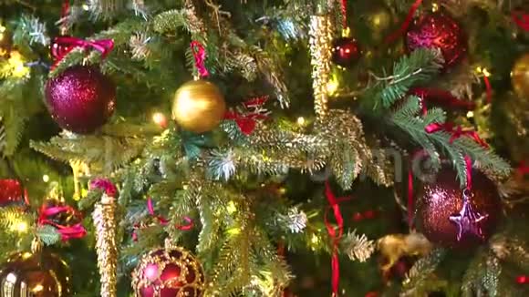 优雅的圣诞树许多玩具和闪烁的花环从下到上都是淘淘视频的预览图