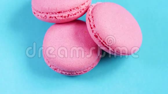 漂亮的粉红色饼干或杏仁饼干放在蓝色的床背景上摄像机移动缓慢视频的预览图