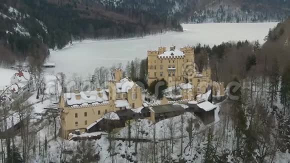 冬天的霍亨什旺高城堡巴伐利亚阿尔卑斯山德国鸟瞰图视频的预览图