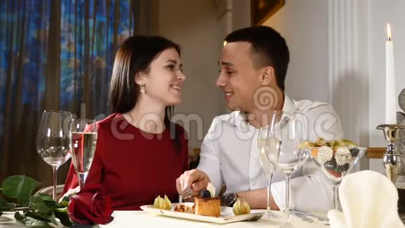 在餐馆里浪漫约会的情侣浪漫的概念恋爱2月14概念高清高清视频的预览图