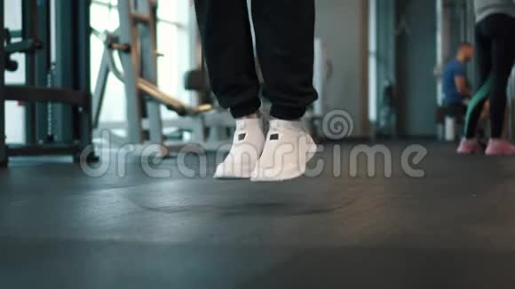 健身房肌肉男训练跳绳视频的预览图