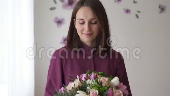 花店女的肖像她的花束视频的预览图