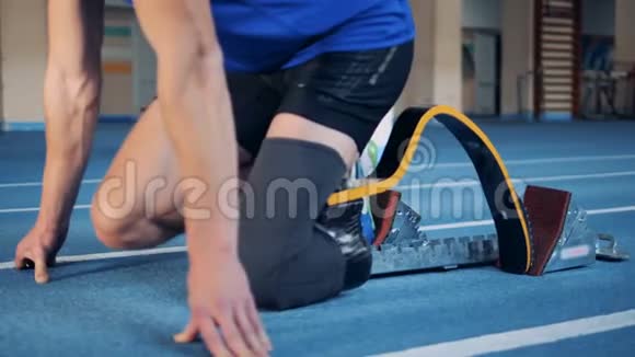 跑步者用假肢冲刺侧视视频的预览图