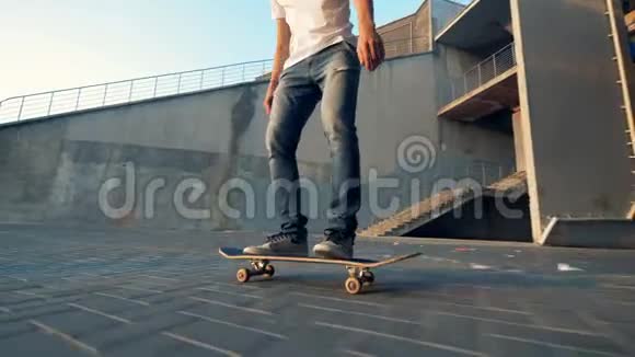 一个男青少年在滑板上表演特技的尝试失败视频的预览图