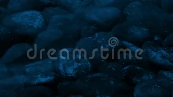 夜晚在海下的岩石视频的预览图