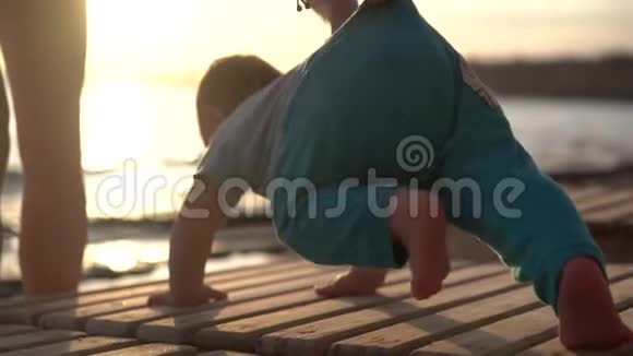 一个女孩在晚海的背景下缓慢地挠痒痒视频的预览图