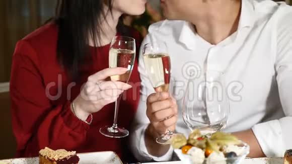 浪漫的概念快乐的夫妇吃晚饭喝香槟庆祝周年女人和男人干杯视频的预览图
