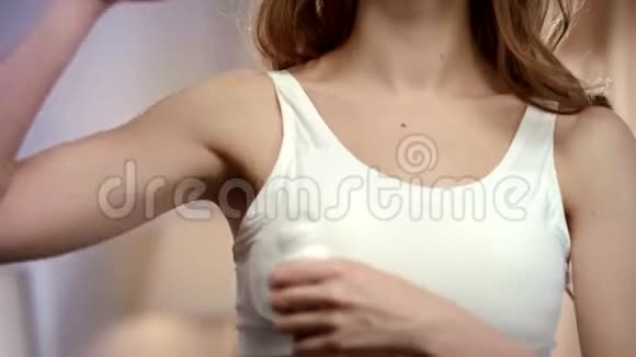 在腋下使用除臭剂的年轻女人女性身体腋下有除臭剂视频的预览图