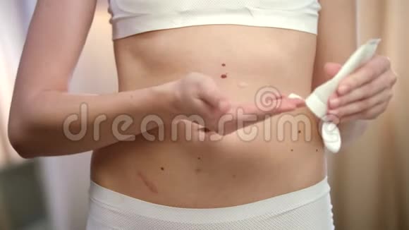女人用手在腹部涂护身霜女人的肚皮视频的预览图