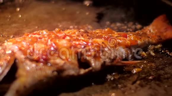 海鱼金皮甜辣的热带酱视频的预览图