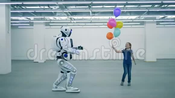 一个有气球的女孩在跳舞一个像男人一样的机器人朝她走来视频的预览图