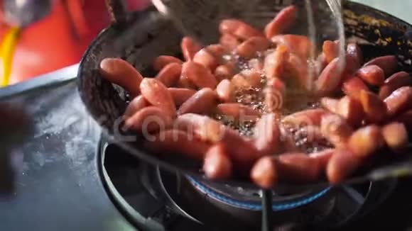 小香肠在装满油的平底锅上炸家庭自制视频的预览图