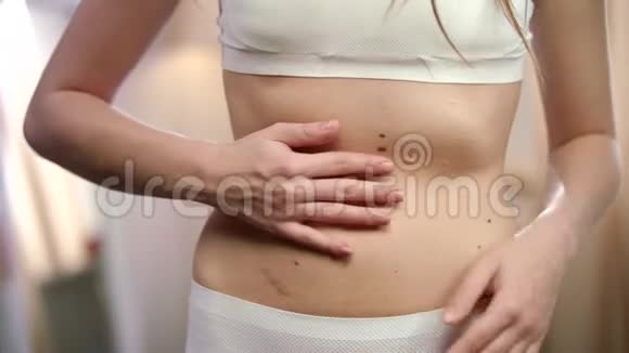 女人胃炎疼痛女性胃疼女性健康视频的预览图
