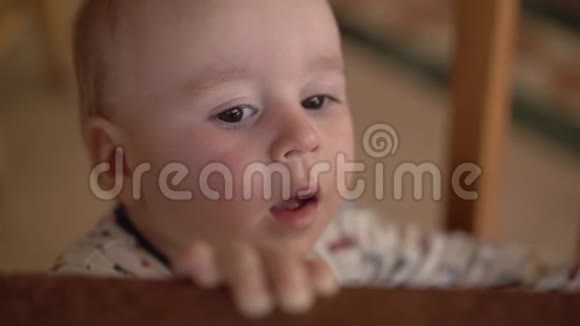 婴儿伸手拿起桌子缓慢地看着桌子上的东西视频的预览图