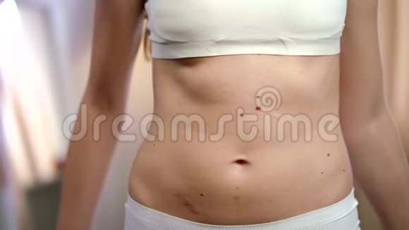 用卷尺的女人女性身体健康感女子量腰视频的预览图