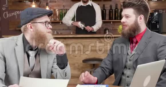 帅哥们正在一个漂亮的小酒吧里聊天视频的预览图