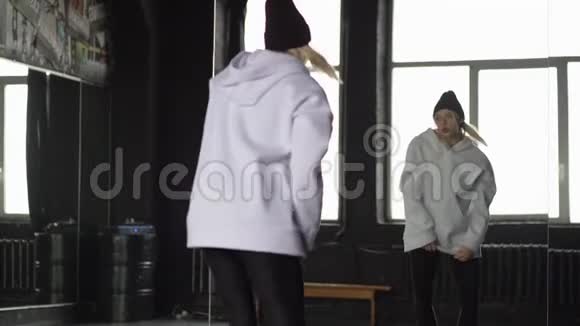 穿着黑白衣服的时髦女孩在镜子旁跳嘻哈舞视频的预览图