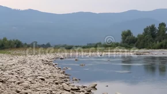 山河的水流它平静地在山谷中流动洛基海岸是可见的在地平线上视频的预览图