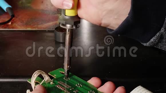 关闭人的手焊接微型开关电卡使用斜铁视频的预览图