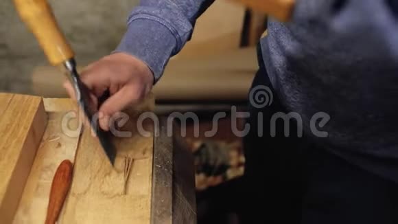 在一个专业的木匠手里木匠处理木板木工工具4k视频的预览图