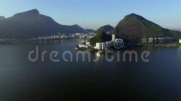 鸟瞰泻湖和Ipanema区和Leblon巴西里约热内卢视频的预览图