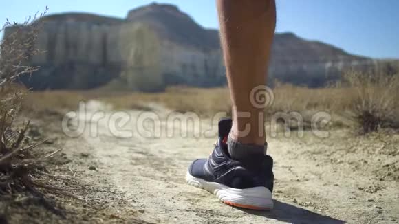 跑步者的双脚在鞋子上的道路特写上奔跑慢动作视频的预览图