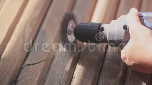 金属毛刷用磨砂嘴把手用于老化木材视频的预览图