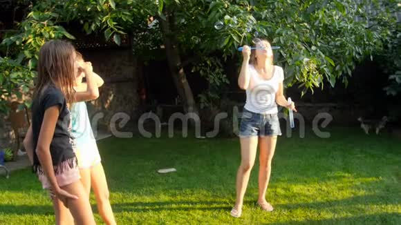 在公园和女儿一起吹肥皂泡的美女慢动作视频视频的预览图